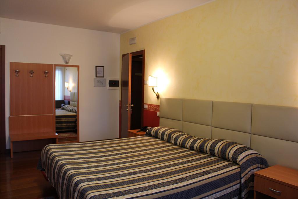 Hotel Ristorante Dotto Varago Exterior photo